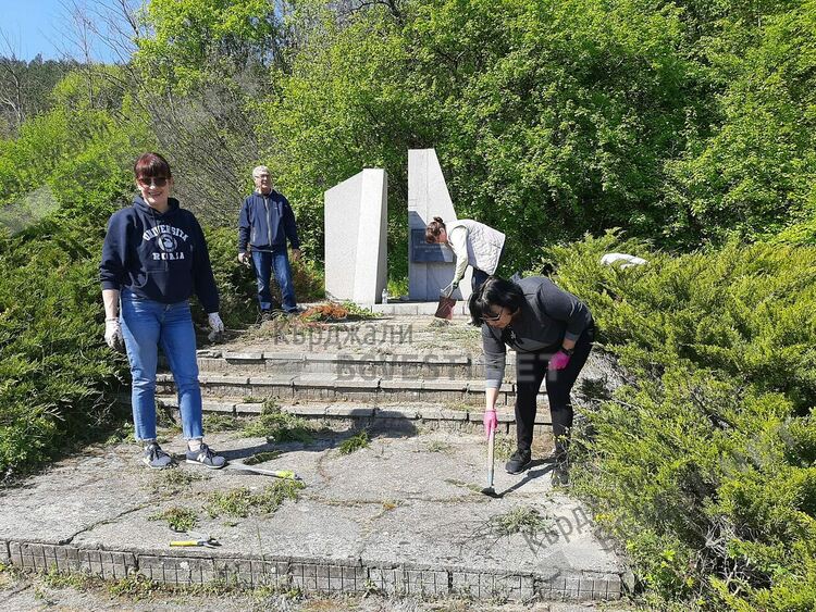 Членове на Клуба на руските съотечественици почистиха паметниците на руските воини