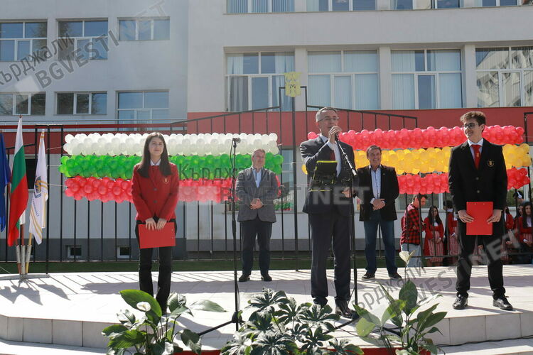„Месецът на Испания“ в Кърджали бе тържествено открит в двора на СУ“Петко Р.Славейков“