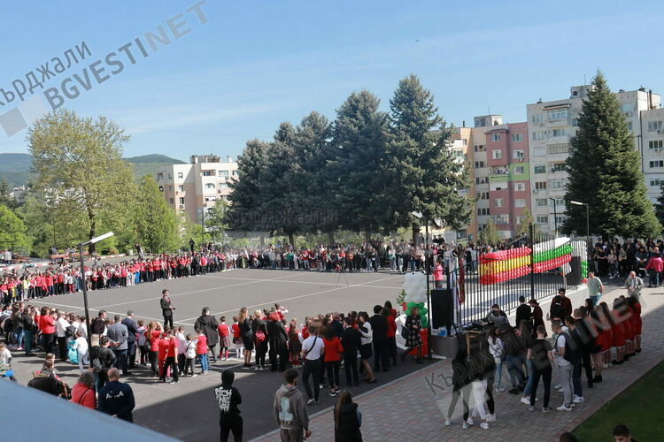 „Месецът на Испания“ в Кърджали бе тържествено открит в двора на СУ“Петко Р.Славейков“