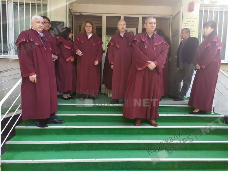 Прокурорите на Кърджали на протест, солидарни с главния прокурор Иван Гешев