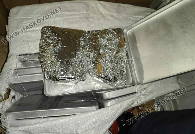 Разкриха голямо количество цигари и тютюн в камион с мебели