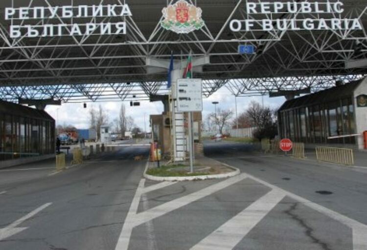 Разкриха голямо количество цигари и тютюн в камион с мебели