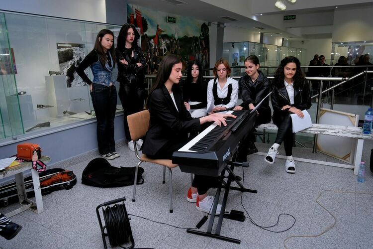 В открит урок ученици от Езиковата научиха за живота и делото на Гео Милев