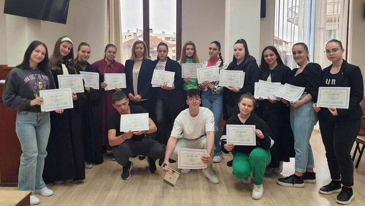 Ученици влязоха в ролята на съдии, прокурори, адвокати