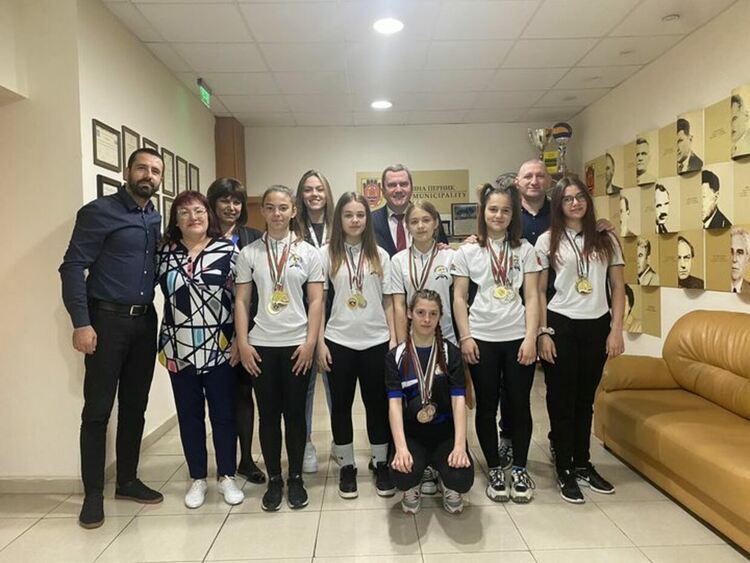 Кметът на община Перник Станислав Владимиров се срещна с медалисти от европейски и държавни първенства 