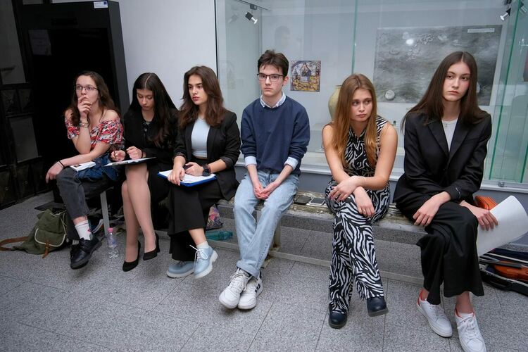 В открит урок ученици от Езиковата научиха за живота и делото на Гео Милев