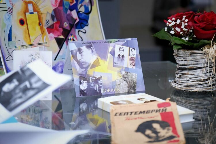 В открит урок ученици от Езиковата научиха за живота и делото на Гео Милев