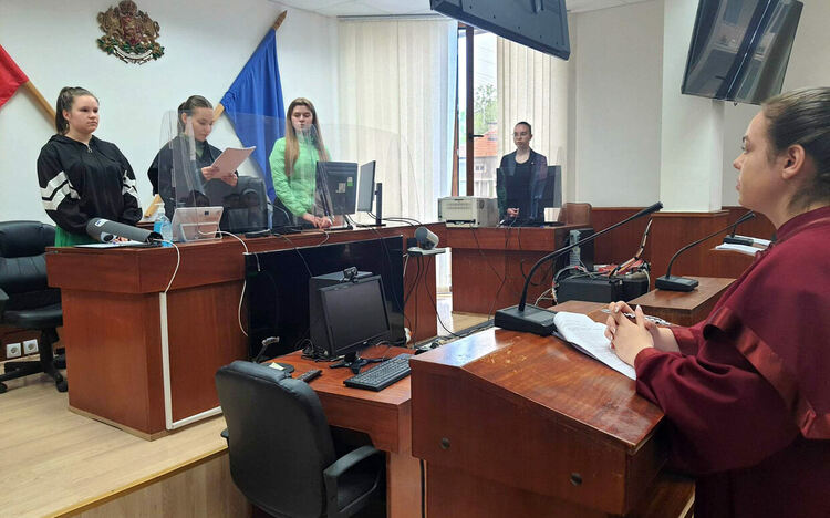 Ученици влязоха в ролята на съдии, прокурори, адвокати