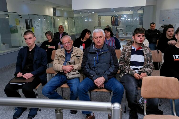 В открит урок ученици от Езиковата научиха за живота и делото на Гео Милев