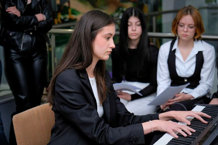 В открит урок ученици от Езиковата научиха за живота и делото на Гео Милев