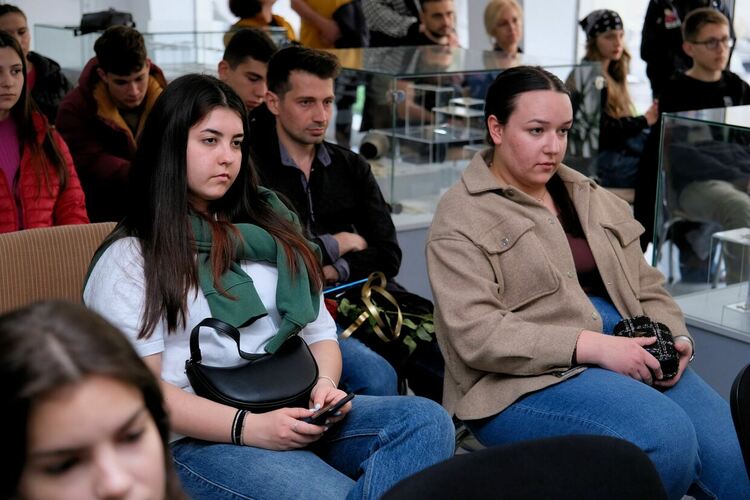 В открит урок ученици от Езиковата научиха за живота и делото на Гео Милев