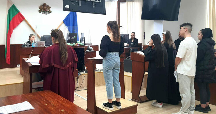 Ученици влязоха в ролята на съдии, прокурори, адвокати