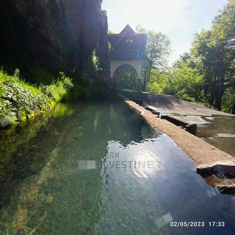 Дамбалъ очаква посетители от цялата страна, в нощта срещу Гергьовден/Хъдърлез/ дъбравата шуми особено