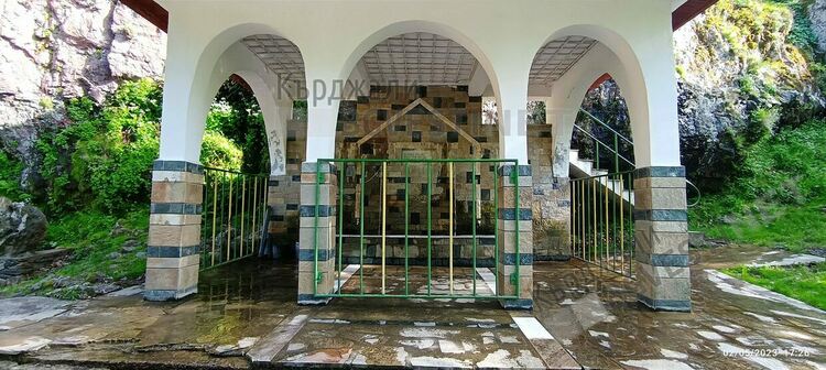 Дамбалъ очаква посетители от цялата страна, в нощта срещу Гергьовден/Хъдърлез/ дъбравата шуми особено