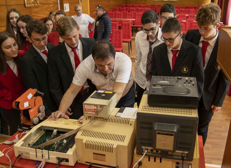 Светлин Грънчаров представи пред славейковци компютри от вчера и днес