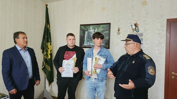 Две 19-годишни момчета спасиха възрастен мъж при пожар в Съединение, наградиха ги 