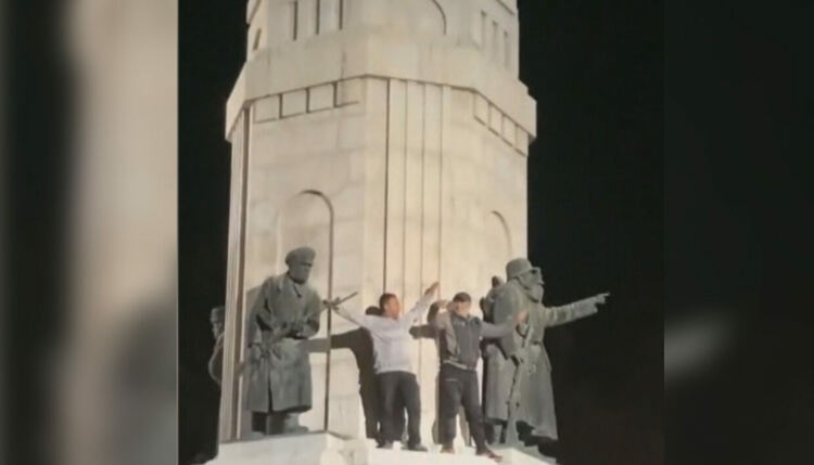 Кючек на паметника „Майка България” във Велико Търново на видео в TikТok