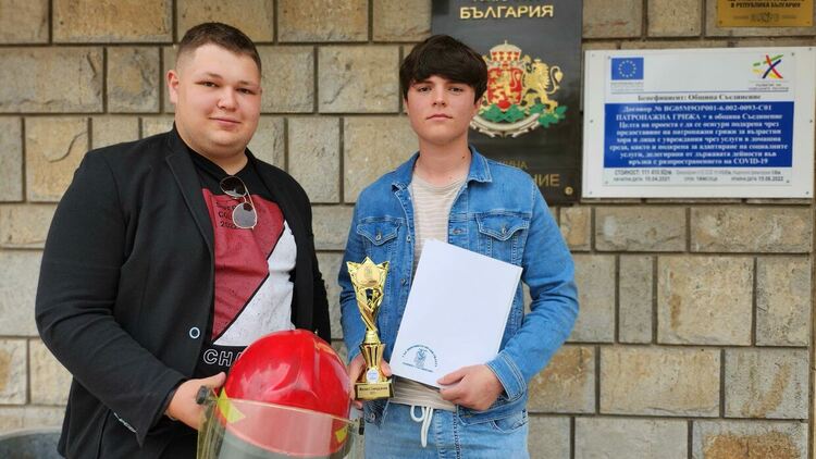 Две 19-годишни момчета спасиха възрастен мъж при пожар в Съединение, наградиха ги 