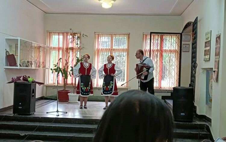 Във фоайето на читалище "Св.св.Кирил и Методий" "разцъфнаха" пролетни цветя