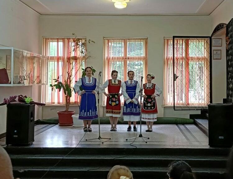 Във фоайето на читалище "Св.св.Кирил и Методий" "разцъфнаха" пролетни цветя