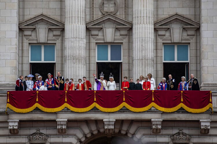 Цветя, шапки и пищни тоги: колорит и традиции се съчетаха по време на коронацията на крал Чарлз