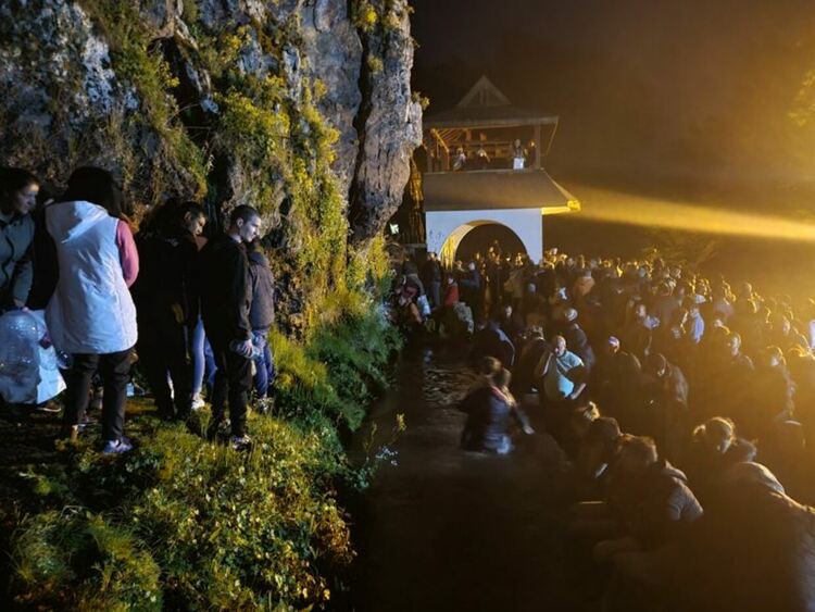 Стотици потърсиха изцерение на Дамбалъ в нощта срещу Хъдърлез