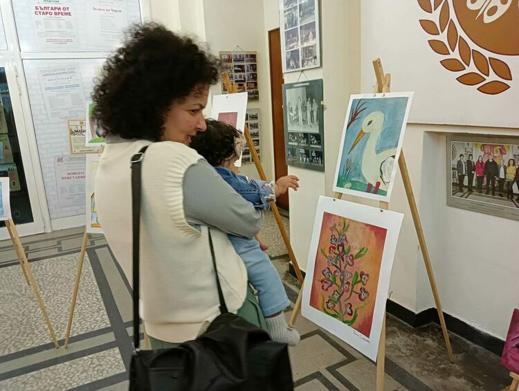 Във фоайето на читалище "Св.св.Кирил и Методий" "разцъфнаха" пролетни цветя