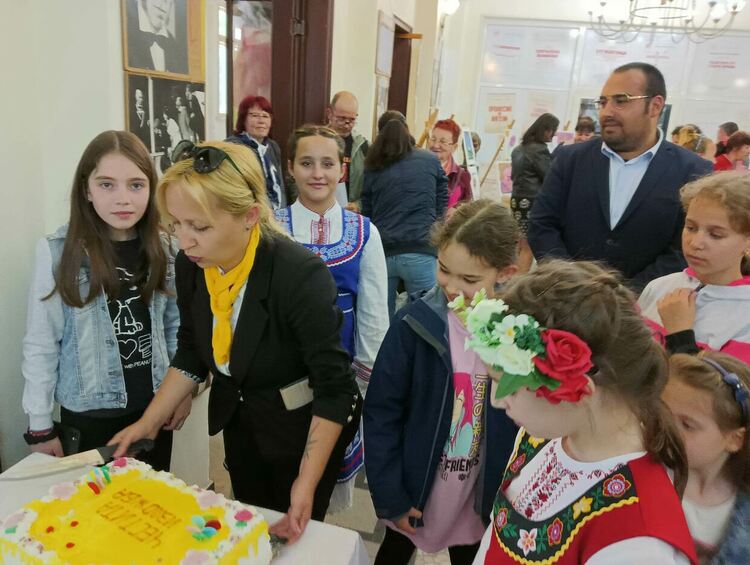 Във фоайето на читалище "Св.св.Кирил и Методий" "разцъфнаха" пролетни цветя