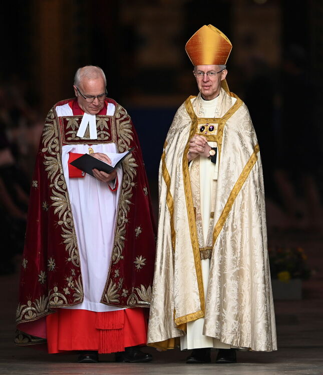 Цветя, шапки и пищни тоги: колорит и традиции се съчетаха по време на коронацията на крал Чарлз