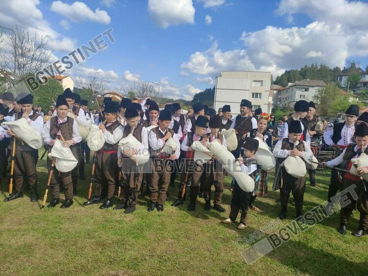 Стотици изпълниха Златоград за празника на чевермето