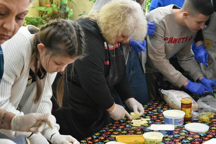 "Ръка за помощ" отново при старите хора - този път правят заедно сандвичи