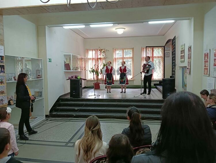 Във фоайето на читалище "Св.св.Кирил и Методий" "разцъфнаха" пролетни цветя