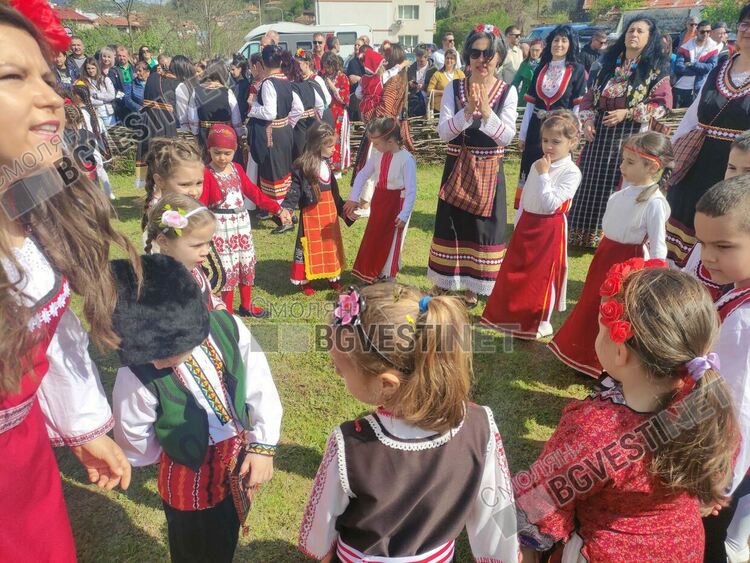 Стотици изпълниха Златоград за празника на чевермето