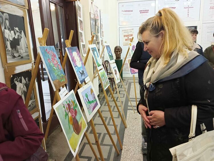 Във фоайето на читалище "Св.св.Кирил и Методий" "разцъфнаха" пролетни цветя