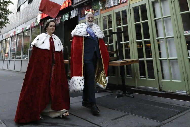 Цветя, шапки и пищни тоги: колорит и традиции се съчетаха по време на коронацията на крал Чарлз