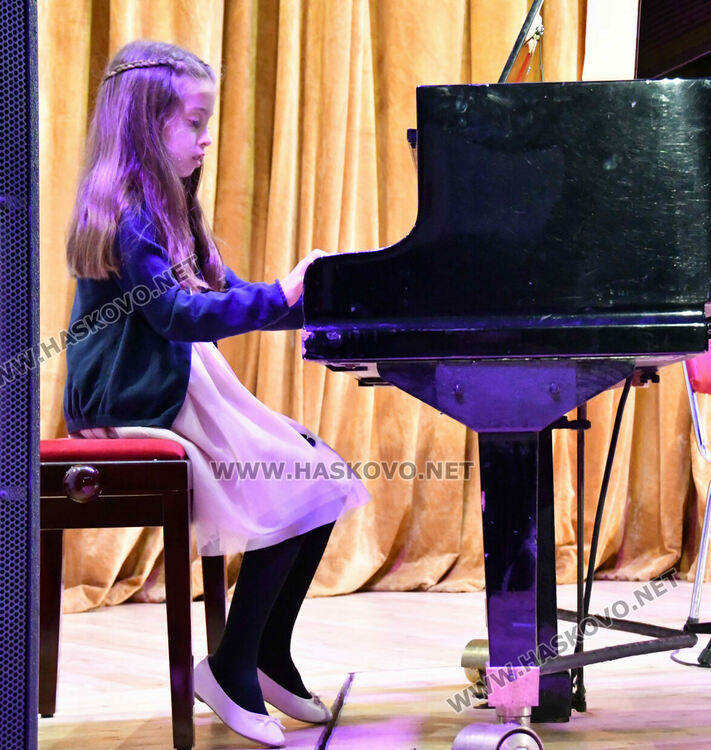 Млади таланти се изявяват на сцената на Читалище "Заря"