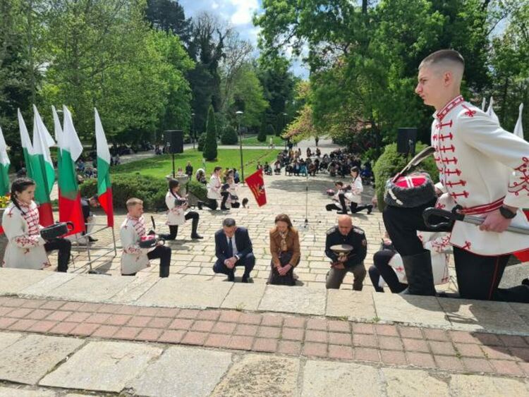 Венци и цветя пред Паметника на освободителите по повод 6 май - Деня на храбростта и Празник на Българската армия