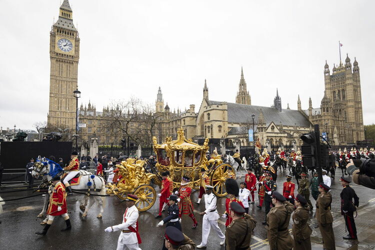 Цветя, шапки и пищни тоги: колорит и традиции се съчетаха по време на коронацията на крал Чарлз