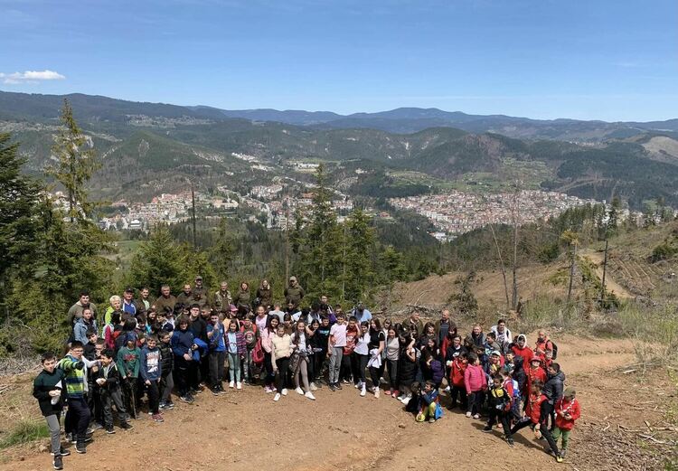 Над 80 деца залесяваха площи унищожени от ветровал  