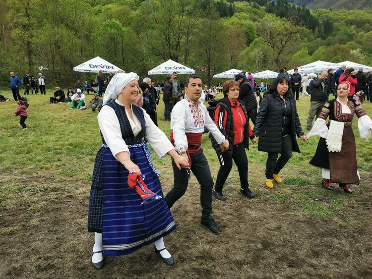 С курбан и народно веселие отбелязаха Гергьовден в Девин 