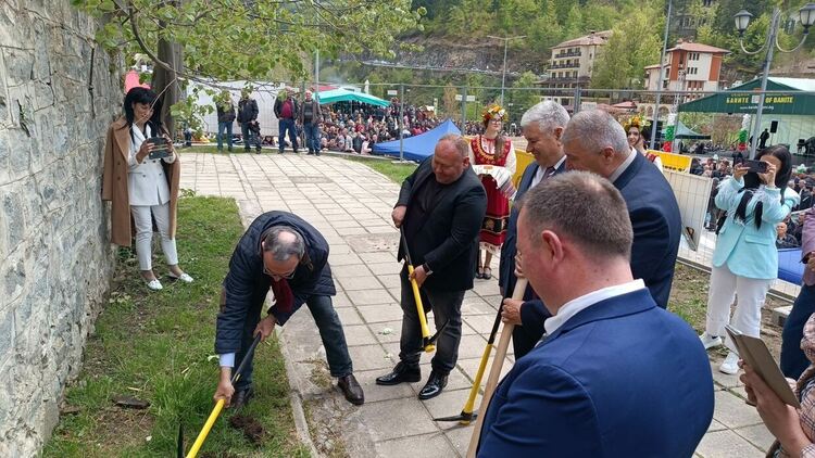 И президентът Петър Стоянов уважи празника на Баните /галерия/