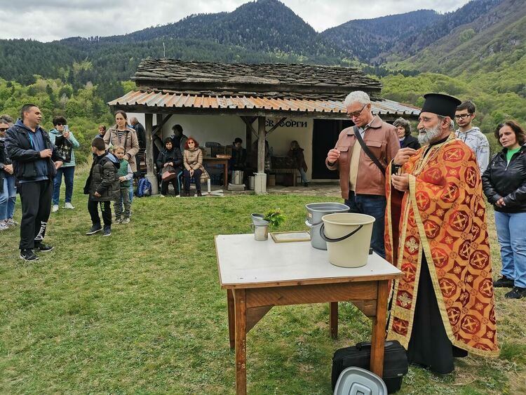 С курбан и народно веселие отбелязаха Гергьовден в Девин 