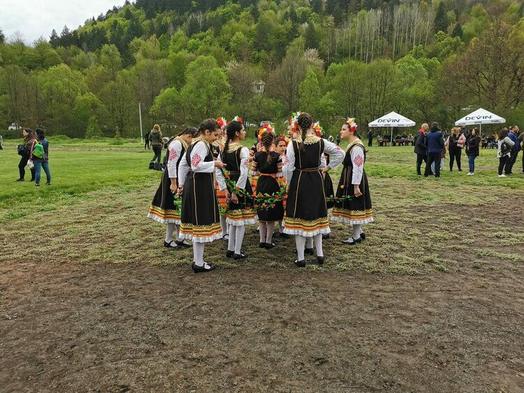 С курбан и народно веселие отбелязаха Гергьовден в Девин 