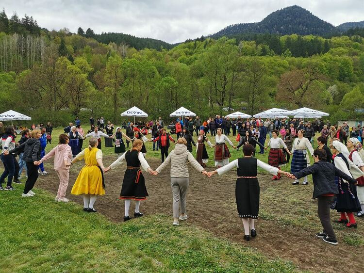 С курбан и народно веселие отбелязаха Гергьовден в Девин 