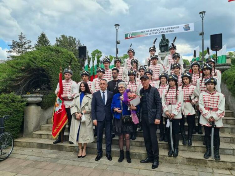 Един от създателите на Първия ученически гвардейски отряд Елена Кондикова бе наградена с почетен плакет на МО