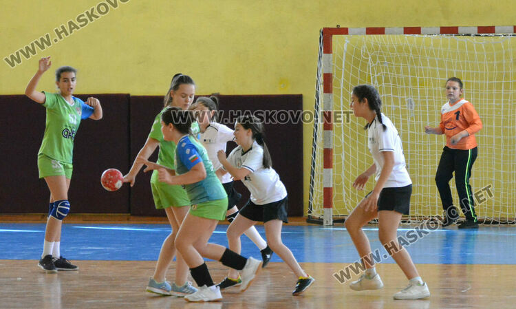 Младите хандбалистки на Хасково не се класираха за държавните финали