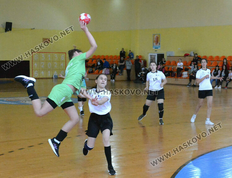 Младите хандбалистки на Хасково не се класираха за държавните финали