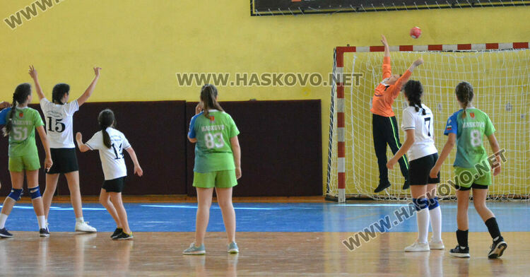Младите хандбалистки на Хасково не се класираха за държавните финали