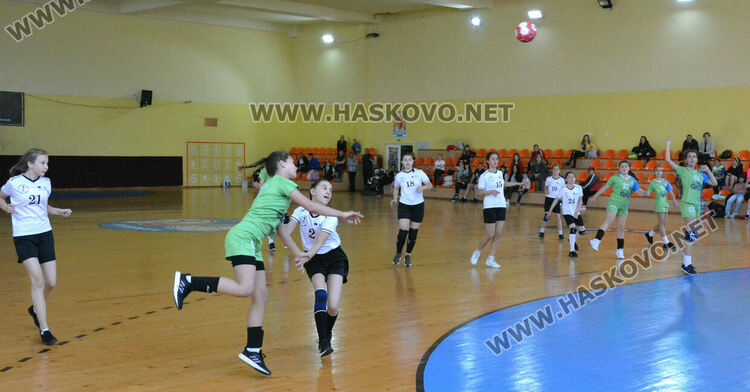 Младите хандбалистки на Хасково не се класираха за държавните финали