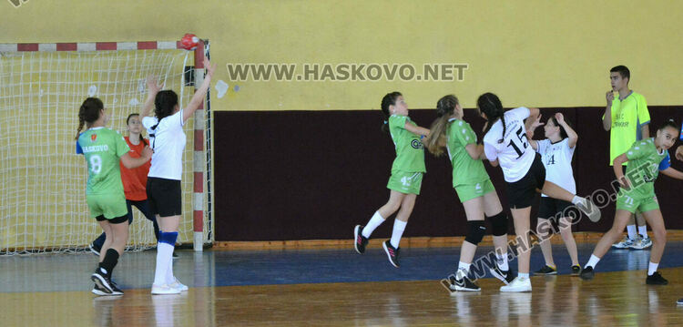Младите хандбалистки на Хасково не се класираха за държавните финали